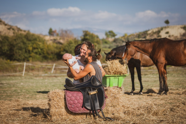 成熟的农民家庭和他们刚出生的孩子在马场度过了快乐的时光图片下载