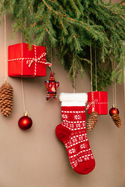 墙上的圣诞装饰。杉树树枝上装饰着红色礼盒、杉树球果和红球。环保的概念。新年和圣诞节的概念。图片下载