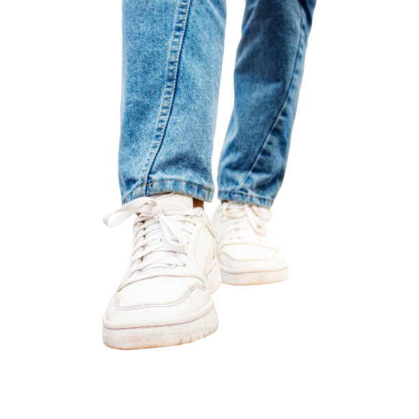 白色背景下穿着白色运动鞋和牛仔裤的男女，男鞋图片下载