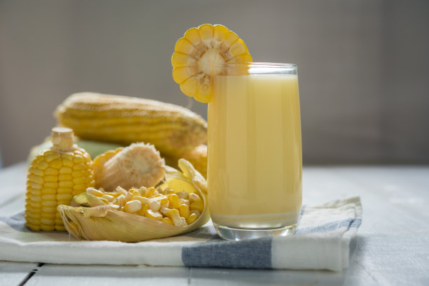 木底黄甜玉米饮料、黄玉米汁、甜玉米奶、健康有机食品、生物营养图片下载