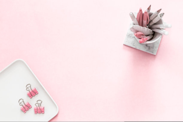 桌面平坦的办公文具项目与复制空间在一个粉红色的桌面图片下载