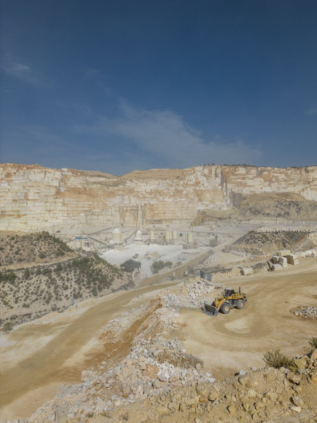 白色大理石矿山在生产-库存照片图片下载