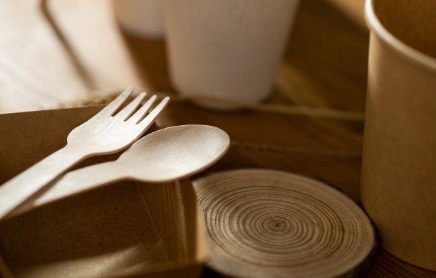环保食品包装。纸张回收利用的天然产品为零废物。一盒用于食品一次性餐饮的纸，具有自然和可回收的概念。背景上无塑料设置。图片下载