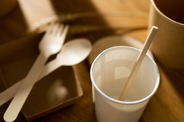 环保食品包装。纸张回收利用的天然产品为零废物。一盒用于食品一次性餐饮的纸，具有自然和可回收的概念。背景上无塑料设置。图片下载