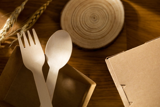 环保食品包装。纸张回收利用的天然产品为零废物。一盒用于食品一次性餐饮的纸，具有自然和可回收的概念。背景上无塑料设置。图片下载