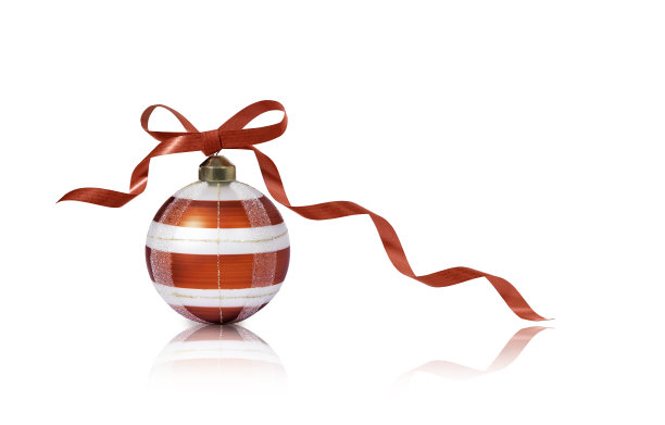 红色条纹圣诞装饰与缎带蝴蝶结孤立在白色背景。图片下载