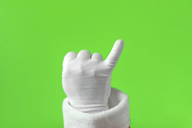 圣诞老人在绿色背景上做出承诺的手势。关闭了。戴着白手套的手露出小手指。色度键屏幕。握紧拳头，伸出小指。图片下载