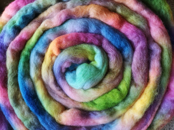 彩色手工染色的羊毛绞线图片下载