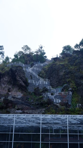 印度尼西亚爪哇巴拉特的Kopi Lereng Arghani村的旅游景点高悬崖的美丽自然魅力全景图片下载
