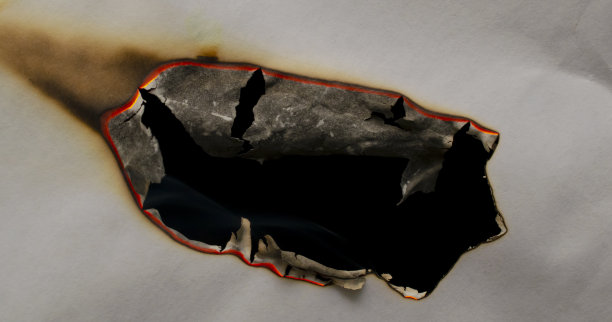 燃烧的纸，黑色背景上发光的纸边图片下载