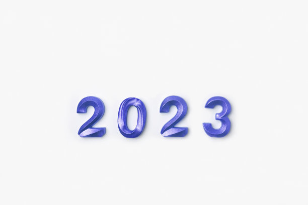 2023白色表格上的蓝色数字。现代新年背景。创意贺卡。平铺，俯视图，复制空间。旗帜设计。最小的节日模拟数字。庆祝节日的时间图片下载
