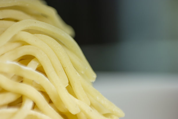 近距离观看生黄面，品尝美味。图片下载