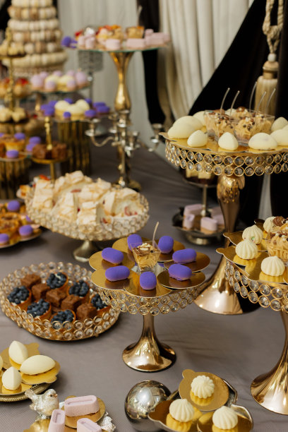 桌上有蛋糕、糖果、糖果、自助餐。宴会甜品桌，婚礼宴会区的好东西。靠近糖果棒。装饰的很好吃。图片下载