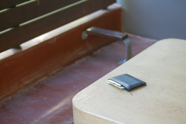 把钱包落在公园的长椅上了图片下载