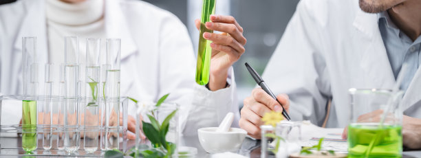 有机天然草本植物在科学实验室进行药物化学研究，化妆品提取液化学油在玻璃器皿中，美容药品护理血清产品叶生物学实验图片下载