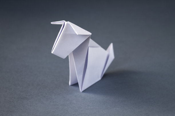 白色的纸狗折纸孤立在灰色的背景图片下载