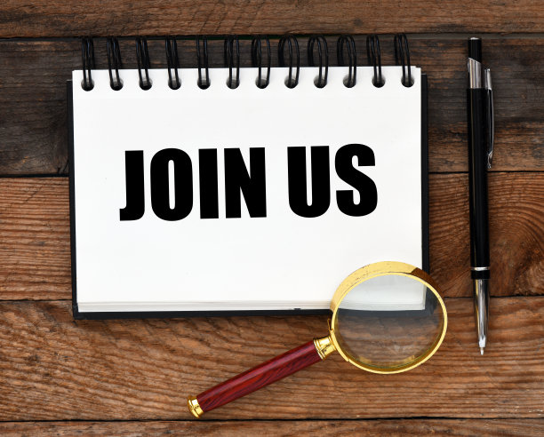 把单词写在木桌上的笔记本上。图片下载