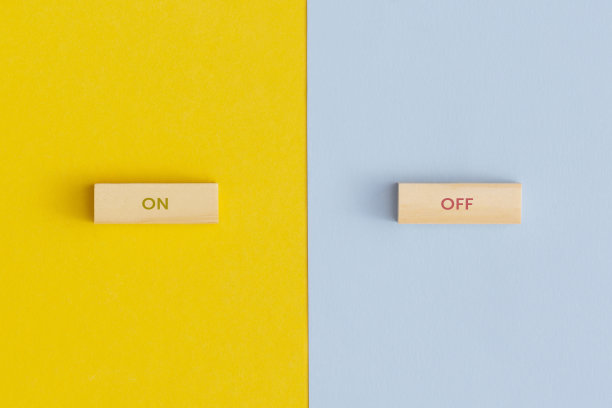 这些字在木块上断断续续图片下载