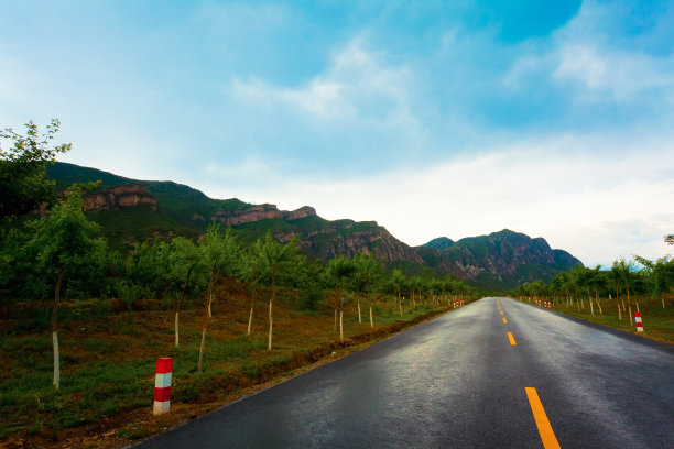 宽阔的公路贯穿于田野之间图片下载