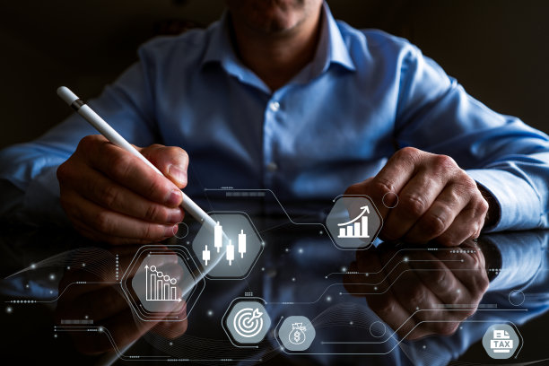 用触控装置和触控笔工作的人。带有信息图概念的触屏设备。投资，金融，金融科技和金融数据分析。图片下载