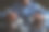 用触控装置和触控笔工作的人。带有信息图概念的触屏设备。投资，金融，金融科技和金融数据分析。图片下载