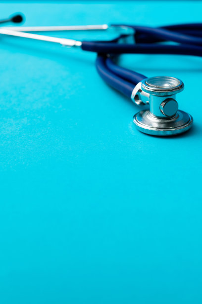 蓝色背景上的单听诊器图片下载