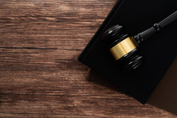 木槌放在书本上图片下载