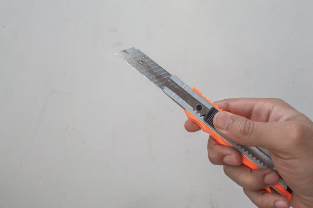 干燥的手拿着美工刀和切片图片下载