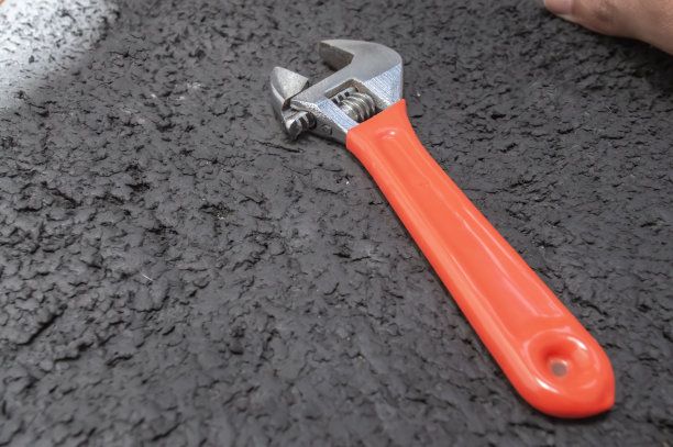 工业背景的活动扳手手持图片下载