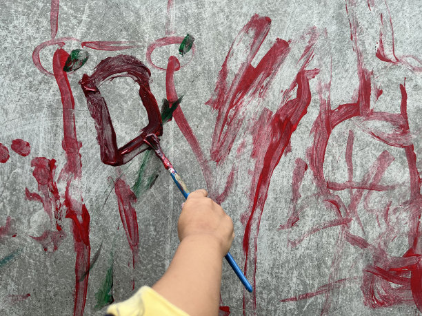 孩子们在墙上刷颜色图片下载