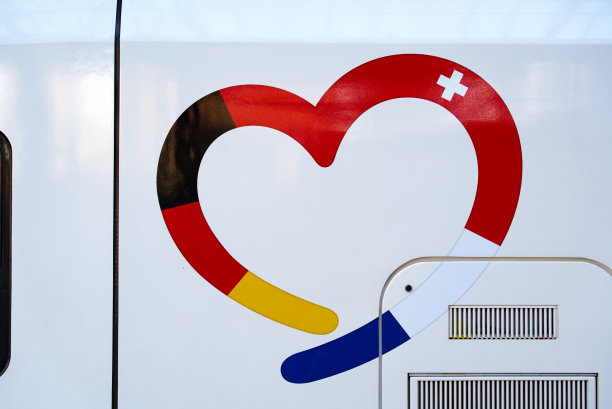 在一个阳光明媚的夏日早晨，火车外面的心形标志是瑞士、法国和德国三国的颜色。图片下载