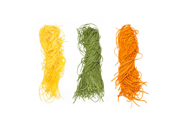 白色背景上的红、绿、黄意大利面图片下载