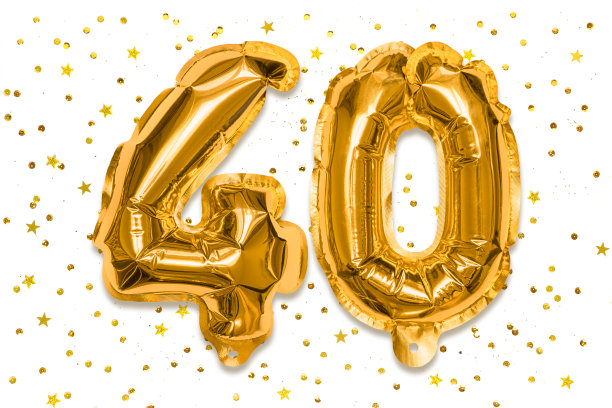 金色箔气球数字，白色背景上的40，40岁生日贺卡，周年纪念概念，庆祝活动图片下载