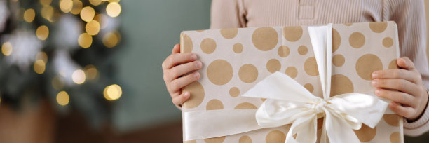 横幅孩子们手里拿着礼盒里的礼物图片下载