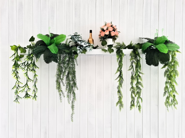 墙壁装饰挂木花盆装饰与人造花在白色的墙壁图片下载