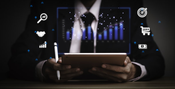 个人手持平板电脑技术在日常生活中的概念交易服务数据库连接管理互联网上的网络世界，在线商务，在线产品，营销机制，营销机制。图片下载