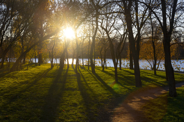 这是在乌克兰基辅河边的秋天公园里拍摄的日落图片下载