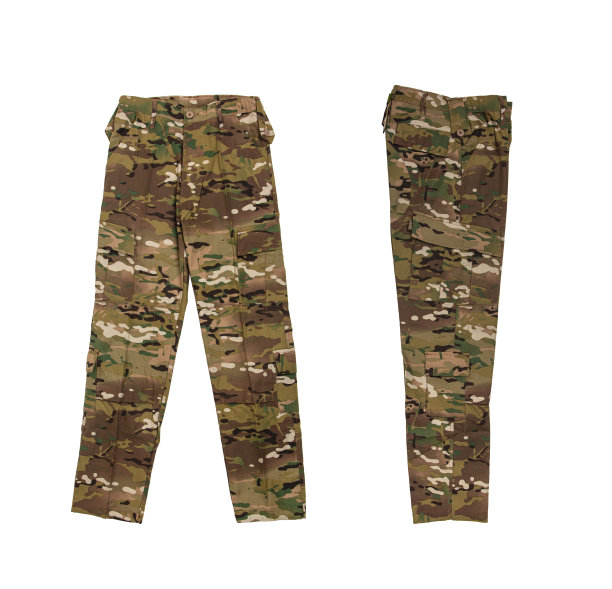 迷彩军用裤。士兵的衣服。在白色背景上隔离。图片下载