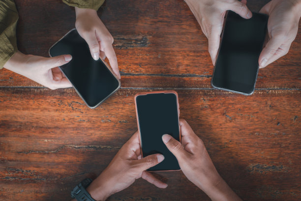 年轻人一边拿着智能手机一边使用社交媒体和联系的概念图片下载