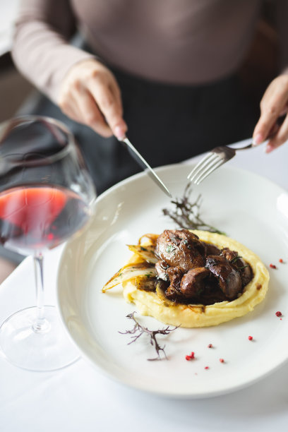 餐厅提供时尚的食物。服务。服务员图片下载