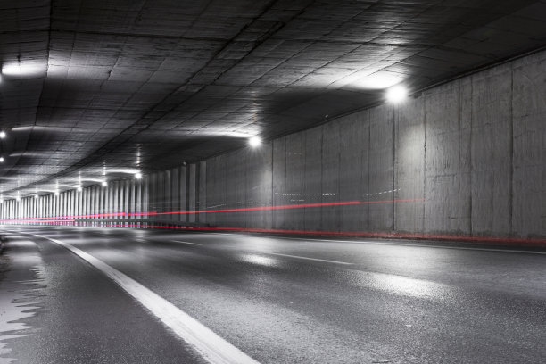 高速公路隧道。没有交通的城市隧道内部。图片下载