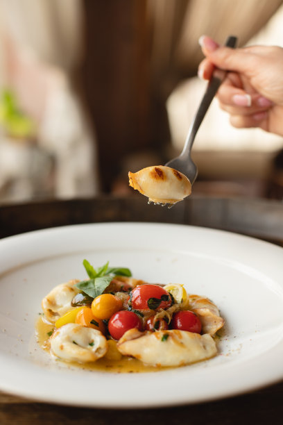 餐厅提供时尚的食物。服务。服务员图片下载