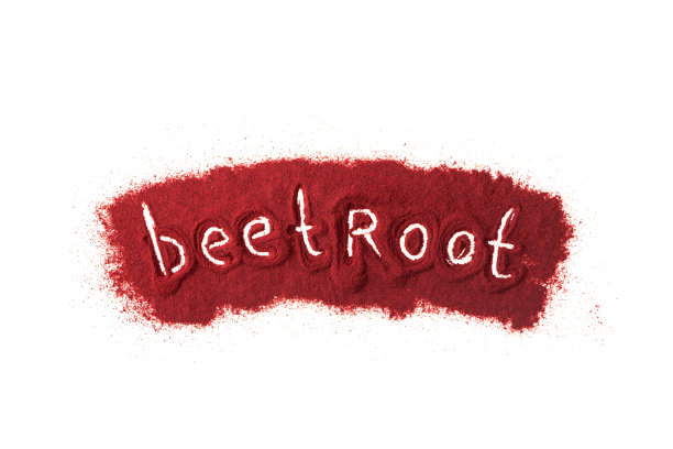 白底甜菜根粉。铭文甜菜根。食品添加剂E162，天然色素甜菜红。干甜菜粉。健康饮食理念图片下载