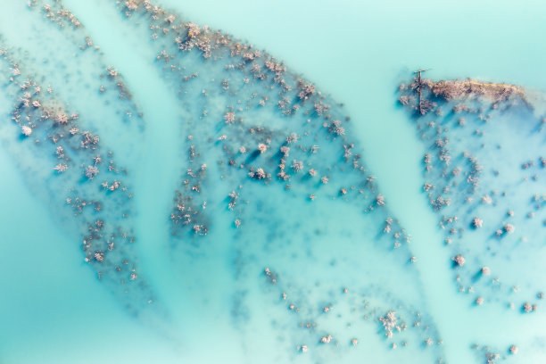 鸟瞰图。青绿色的水。亚伯拉罕湖。秋天的自然风光。山，河，树。加拿大艾伯塔省班夫国家公园。背景和墙纸的照片。图片下载