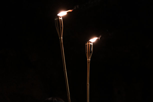 晚上点两支火把图片下载