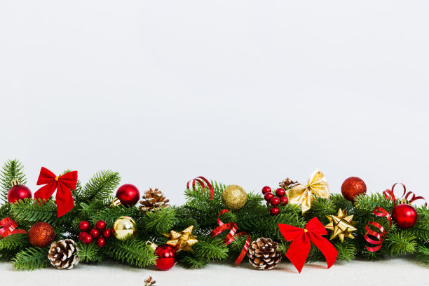 新年圣诞树玩具，圣诞树的树枝，彩色背景的新年装饰品图片下载