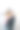 父母亲吻儿子的脸颊。漫步在公园和秋天的街道。不同的父母。快乐的童年。关怀的家庭和幸福的脸庞图片下载