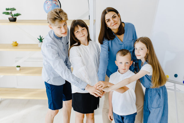 侧视图。女子与自己的孩子学生在牵手成功。图片下载