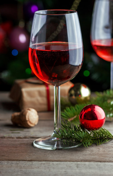 红酒酒杯，礼品盒，色球放在木桌上图片下载