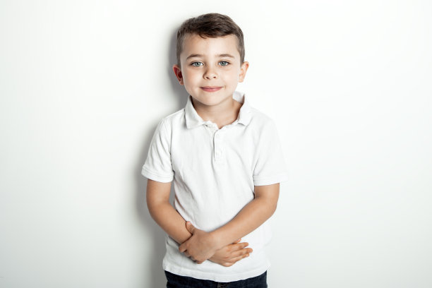 五岁的男孩在白色的工作室背景上摆姿势图片下载